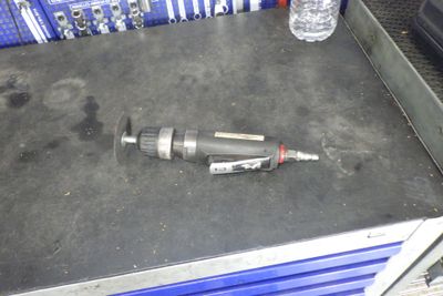 une photo d'un outil à l'arrière d'un camion