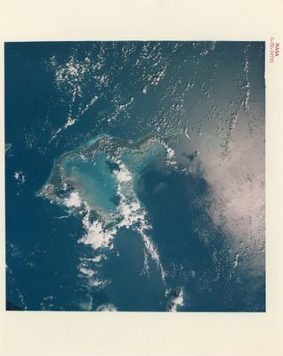 photo prise depuis la Station spatiale internationale, montrant une île au milieu de l'océan