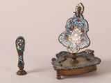 deux œuvres d'art posées sur une table