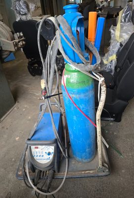 une borne d'incendie bleue à laquelle est raccordé un tuyau