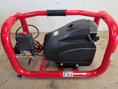 un gros plan d'une pompe posée sur un support dans un garage