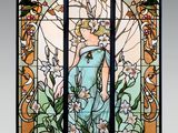 une image représentant un vitrail avec une femme en robe bleue
