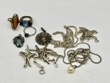 beaucoup de bijoux posés sur la table