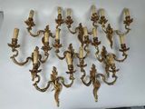 de nombreuses appliques dorées accrochées au mur