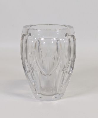 un vase en verre transparent orné d'un motif floral