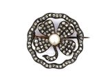 Gros plan sur une broche contenant une perle