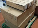 plusieurs boîtes empilées sur une palette