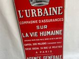 une enseigne rouge sur laquelle figure une couronne et où l'on peut lire « Lurbaine »