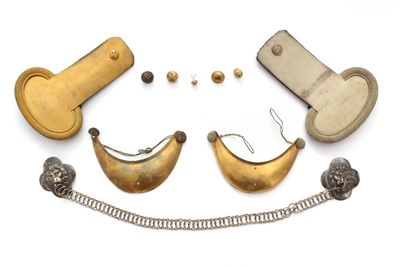 un assortiment de bijoux en or et en argent, comprenant notamment un couteau, une chaîne et d'autres objets
