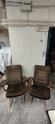 deux chaises assises l'une à côté de l'autre dans une pièce
