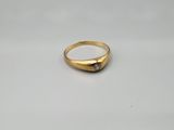 une bague en or avec une seule pierre au centre