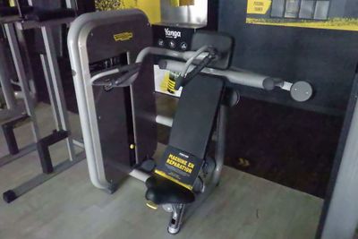 une machine posée à même le sol dans une salle de sport