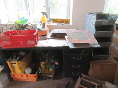 un bureau sur lequel se trouvent de nombreuses boîtes et d'autres objets