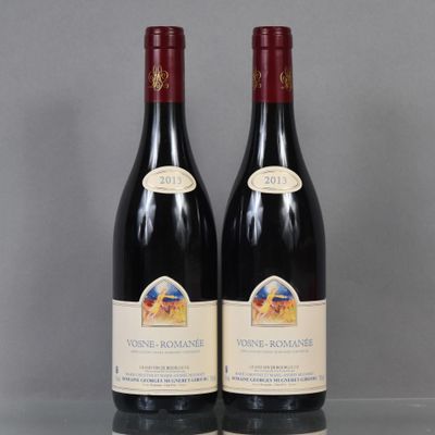 deux bouteilles de vin rouge posées sur une table en verre