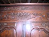 un gros plan d'une porte en bois ornée de sculptures
