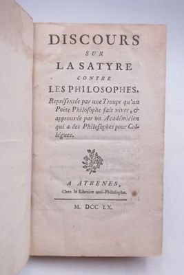 un livre ouvert avec un titre en noir et blanc