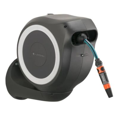 une image montrant un tuyau noir et orange raccordé à un tuyau gris et orange