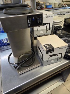 une cafetière posée sur le plan de travail d'une cuisine