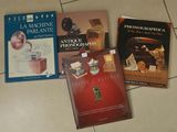 trois livres posés sur un sol carrelé de carreaux blancs