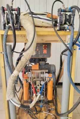 une machine posée sur une table en bois
