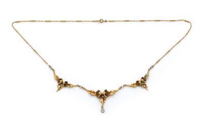 gros plan d'un collier sur fond blanc