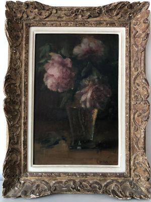 tableau représentant des fleurs roses dans un vase en verre posé sur une table