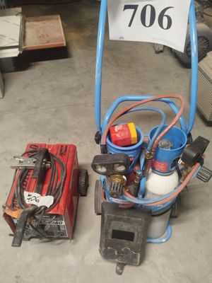 une photo d'un petit compresseur d'air et d'un petit compresseur d'air dans un garage