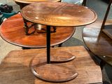trois tables en bois empilées les unes sur les autres