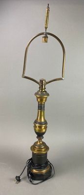Lampe en laiton et métal doré, le fût balustre orné d'une fr…