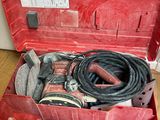 une boîte à outils rouge avec des outils sur le sol
