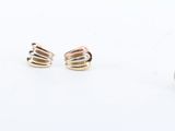 trois paires de boucles d'oreilles et une boucle d'oreille en perle posées sur un fond blanc