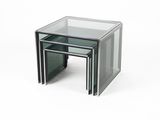 trois tables gigognes en verre posées sur une surface blanche, sur fond blanc