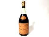 une bouteille de vin posée sur une table