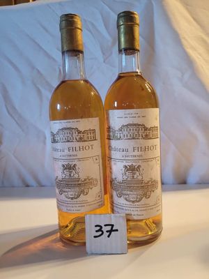 deux bouteilles d'alcool posées l'une à côté de l'autre sur une table