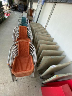 beaucoup de chaises alignées contre le mur