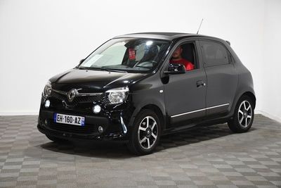 la photo d'une petite voiture noire sur un sol en damier