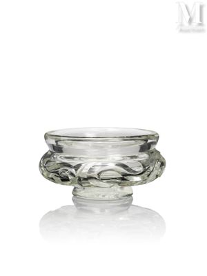 une image représentant un saladier en verre transparent orné d'un motif en spirale
