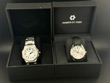 une paire de deux montres dans un coffret noir posées sur une surface noire