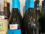 plusieurs bouteilles de vin sont alignées sur un comptoir