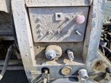 un gros plan d'une machine posée au sol