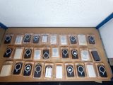beaucoup de téléphones portables qui se trouvent dans la boîte