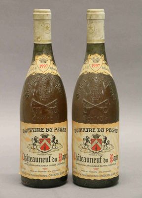 deux bouteilles de vin posées l'une à côté de l'autre sur une table