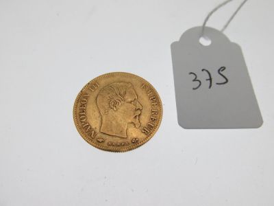 gros plan d'une pièce d'or portant une étiquette de prix
