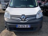 l'avant d'une camionnette blanche garée sur un parking à côté d'un camion