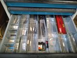 un tiroir rempli de stylos et d'autres fournitures de bureau