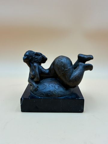 STEVENS. « Naïade ». Statuette en bronze à patine brune sur socle