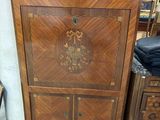 une armoire en bois munie d'une porte et de tiroirs