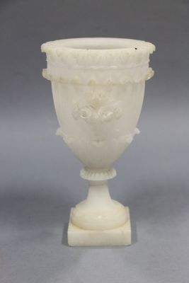VASE en albâtre sur piédouche à décor de feuilles ornant la …