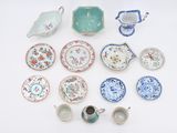 de nombreux types de plats et de tasses sur la table