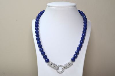 Un collier composé de boules de lapis-lazuli, avec joli ferm…